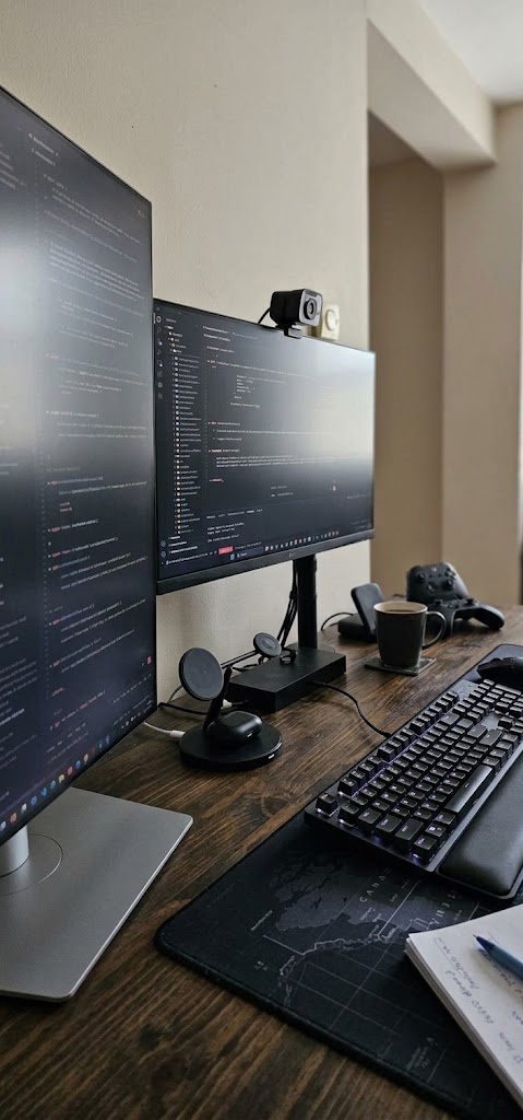 Escritorio de trabajo de Isa León con dos monitores, teclado y una taza de café